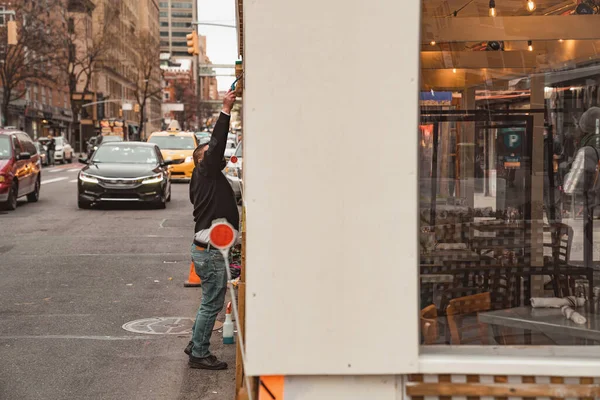 Trotoar Restoran Menyiapkan Teras Selama Pandemi Ruang Makan Luar Ruangan — Stok Foto