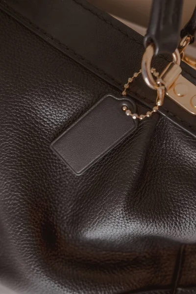 Black Tag Genuine Pebble Leather Bag Gold Furniture Fashion Brand — Stock Photo, Image