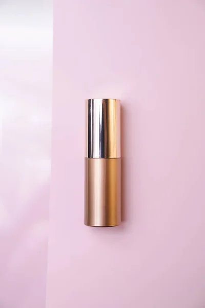 粉色和白色背景的豪华金色化妆品管瓶子 简约主义的产物仍然存在 美丽博客 工作室光 几何学 — 图库照片