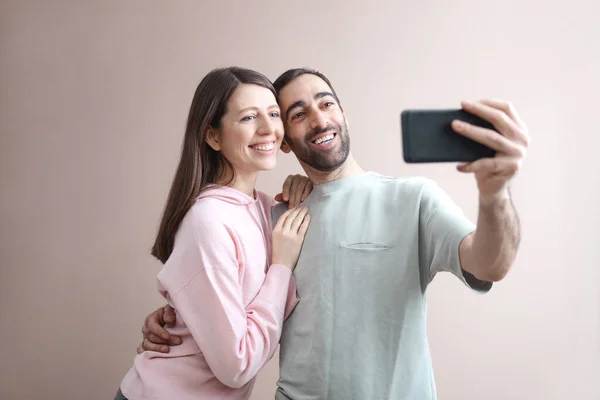 Mencium Beberapa Dalam Pakaian Santai Mengambil Selfie Gambar Viideo Chat — Stok Foto