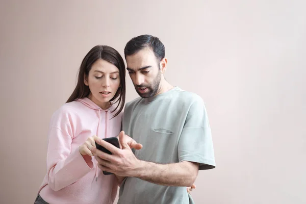 Dua Pria Dan Wanita Dewasa Terkejut Melihat Layar Telepon Belanja — Stok Foto