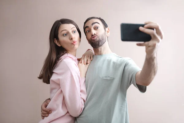Pasangan Mengambil Foto Selfie Foto Video Chat Foto Membuat Wajah — Stok Foto