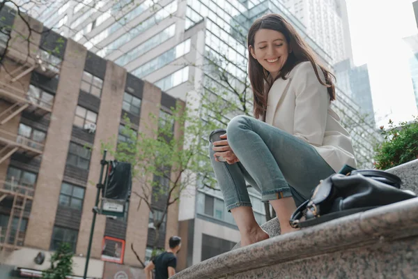 Smiling Positive Young Woman Relaxing Having Break City Streets Stylish — Stock Photo, Image