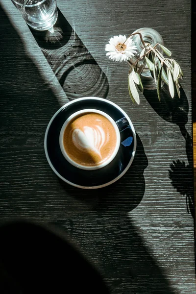 Kawa Cappuccino Czarnym Drewnianym Stole Kawiarni Światła Cienie Koncepcja Fotografii — Zdjęcie stockowe