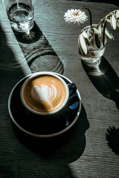 Cappuccino Kopi Meja Kayu Hitam Kedai Kopi Lampu Dan Bayangan — Stok Foto