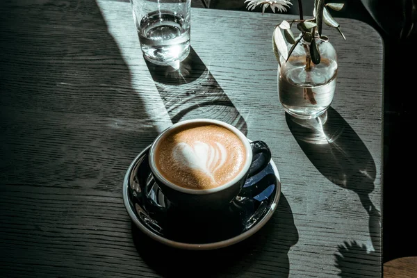 Cappuccino Kopi Meja Kayu Hitam Kedai Kopi Lampu Dan Bayangan — Stok Foto