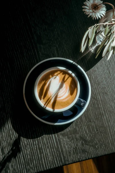 Cappuccino Kaffee Auf Schwarzem Holztisch Café Licht Und Schatten Food — Stockfoto