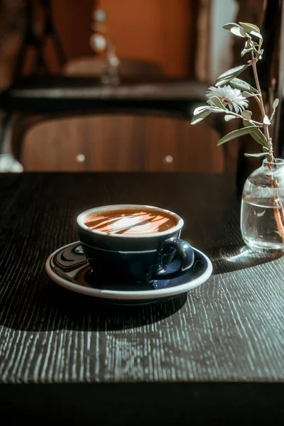 Filiżanka Kawy Cappuccino Czarnym Drewnianym Stole Kawiarni Światła Cienie Koncepcja — Zdjęcie stockowe
