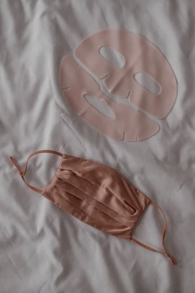 Roségold Seide Gesichtsmaske Rosa Gel Gesichtsmaske Auf Weißem Bettlaken Hintergrund — Stockfoto