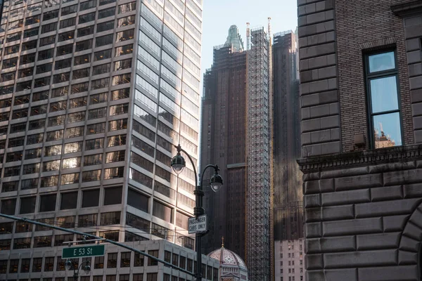 2020年3月9日 纽约州纽约市 曼哈顿上东区市中心 玻璃反射楼 公园道东53街标志 横断面 — 图库照片