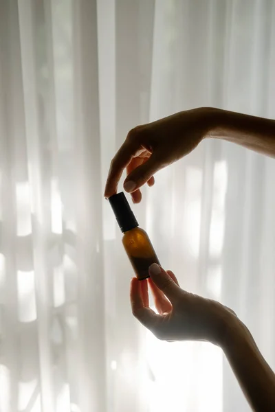 Tangan Wanita Memegang Botol Kaca Coklat Kosmetik Produk Perawatan Kulit — Stok Foto