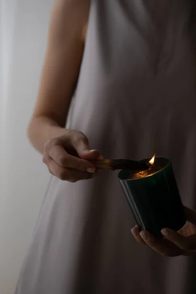 Mujer Sosteniendo Las Manos Palo Santo Palo Vela Humo Ardiente — Foto de Stock