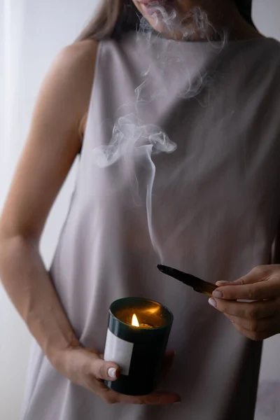 Wanita Yang Memegang Tongkat Palo Santo Dan Lilin Membakar Asap — Stok Foto
