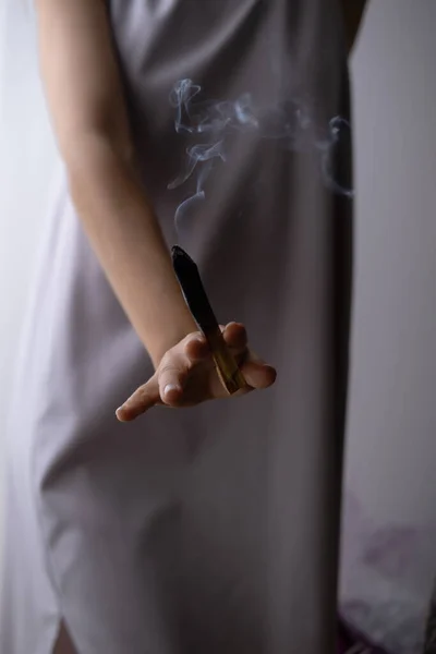 Wanita Yang Memegang Tongkat Palo Santo Membakar Asap Praktik Spiritual — Stok Foto