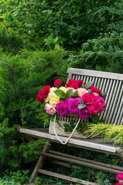 Cesta con rosas. En el jardín . — Foto de Stock