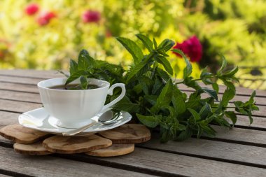 Yaz bahçesinde çay saati.