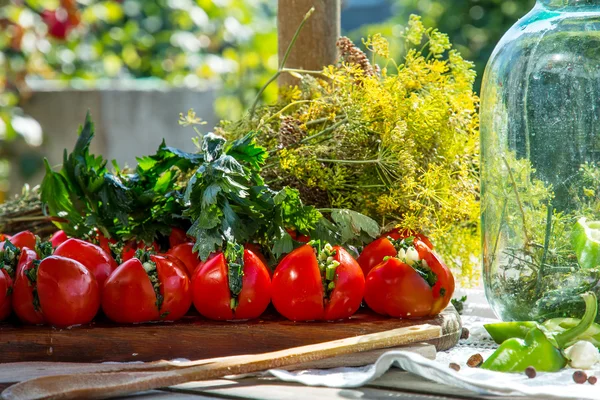 신선한 토마토입니다. 통조림된 토마토 요리. — 스톡 사진