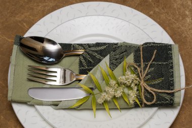 tabak ve çatal bıçak takımı.