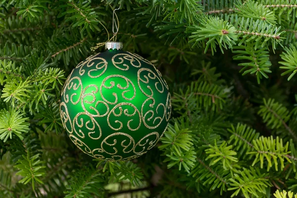 Bola verde de Natal na árvore de Natal. Brinquedo de Ano Novo . — Fotografia de Stock