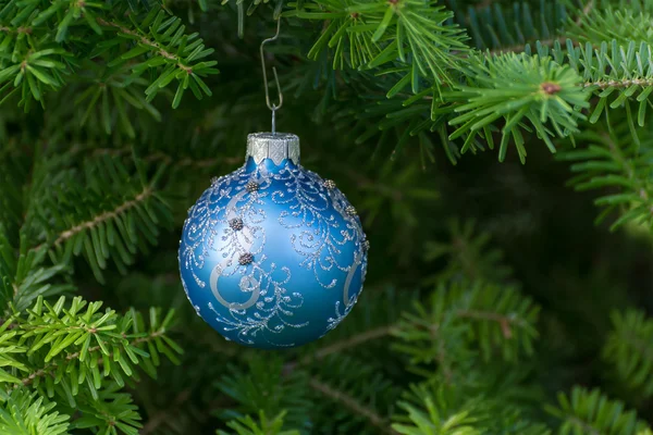 Bola azul de Natal na árvore de Natal. Brinquedo de Ano Novo . — Fotografia de Stock