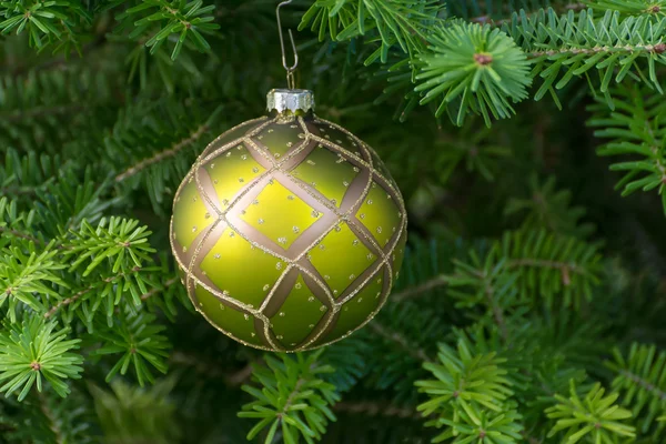 Bola verde de Natal na árvore de Natal. Brinquedo de Ano Novo . — Fotografia de Stock