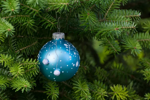 Bola azul de Natal na árvore de Natal. Brinquedo de Ano Novo . — Fotografia de Stock