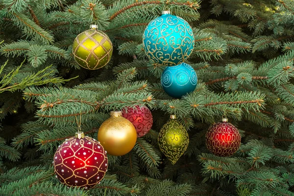 Kerstballen in de kerstboom. New Year's speelgoed. — Stockfoto