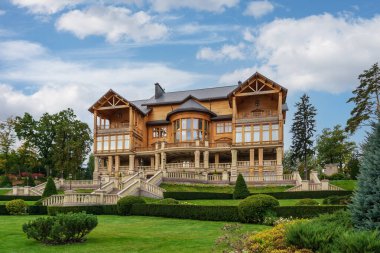 Mezhyhirya Ulusal Parkı, Novi Petrivtsi, Kyiv bölgesi, Ukrayna - 16 Ekim 2020: Yolsuzluk Müzesi. Büyük doğal kompleks Mezhyhirya Konutu güzel bir bahçesi ve çağlayan gölleri var..