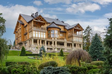 Mezhyhirya Ulusal Parkı, Novi Petrivtsi, Kyiv bölgesi, Ukrayna - 16 Ekim 2020: Yolsuzluk Müzesi. Büyük doğal kompleks Mezhyhirya Konutu güzel bir bahçesi ve çağlayan gölleri var..