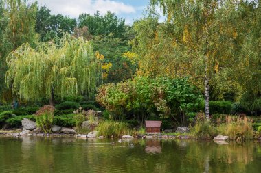 Mezhyhirya Ulusal Parkı, Novi Petrivtsi, Kyiv bölgesi, Ukrayna - 16 Ekim 2020: Yolsuzluk Müzesi. Büyük doğal kompleks Mezhyhirya Konutu güzel bir bahçesi ve çağlayan gölleri var..