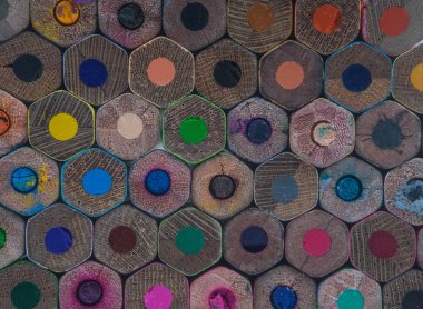 parlak renkli boya kalemleri