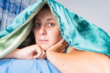 kadın yatakta depresyon yorganın altında gizleme