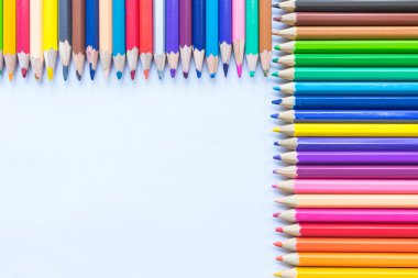 parlak renkli boya kalemleri