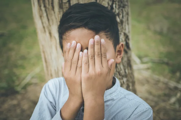 Vyděšený chlapec asijské — Stock fotografie