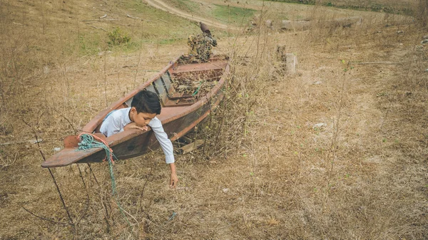 Um assustado jovem asiático menino — Fotografia de Stock