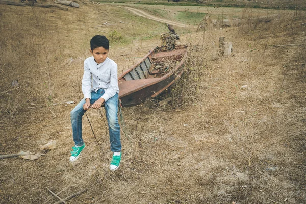 Um assustado jovem asiático menino — Fotografia de Stock