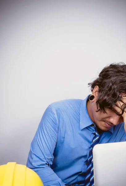 Hombre de negocios estresado y bajo presión, enfoque selectivo — Foto de Stock