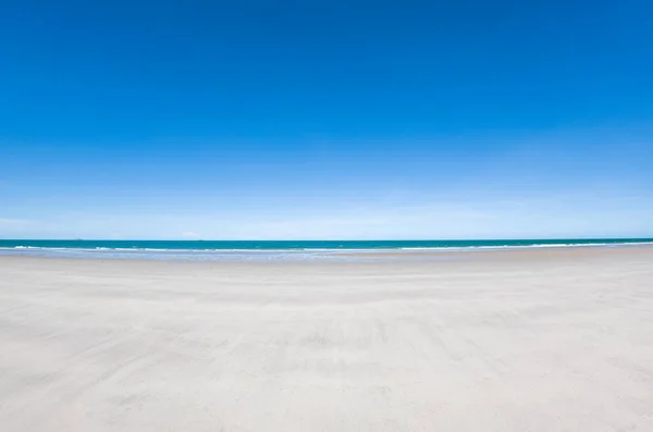 Hermosa Playa Con Arena Blanca Agua Mar Turquesa Cielo Azul — Foto de Stock
