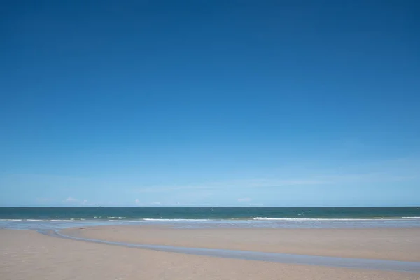 Krásná Pláž Bílým Pískem Tyrkysová Oceánská Voda Modrá Obloha Mraky — Stock fotografie