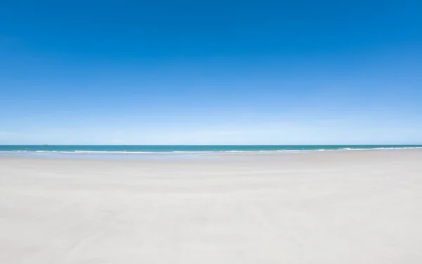Hermosa Playa Con Arena Blanca Agua Mar Turquesa Cielo Azul — Foto de Stock