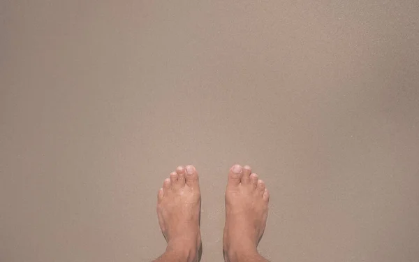 Männliche Füße Auf Einem Sandstrand Stehen Allein — Stockfoto