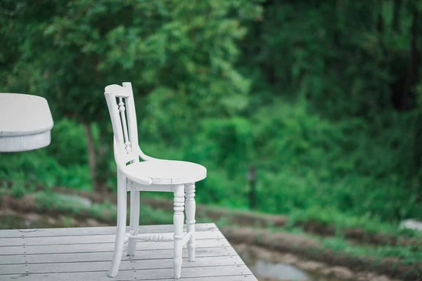 Witte Stoel Blijft Alleen Houten Vloer Stockfoto