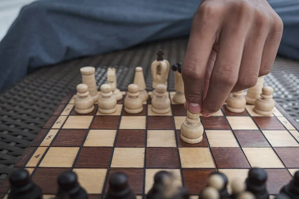 Mano Uomo Affari Movimento Figura Scacchi Nel Gioco Successo Concorrenza Fotografia Stock