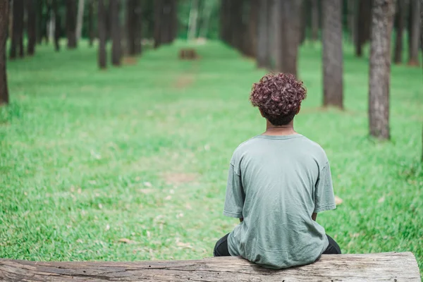 Giovane Ragazzo Rimane Solo Così Triste Perché Isolamento Immagine Stock