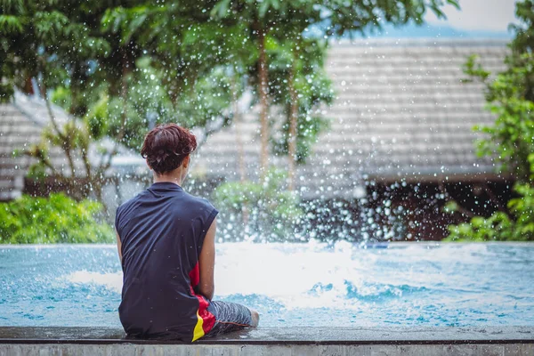 男孩呆在家里 因为流行性感冒导致学校关门而感到厌烦 免版税图库图片