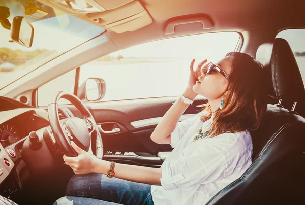 Femme conduisant une voiture — Photo