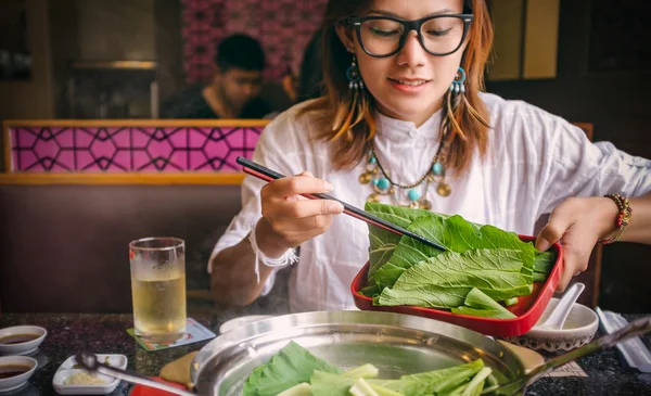 Mulheres asiáticas comendo — Fotografia de Stock