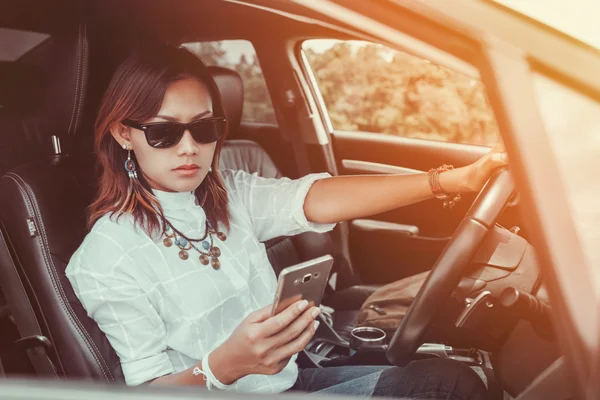 Asiatique femme regardant un smartphone — Photo