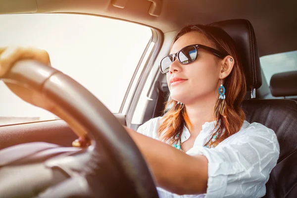 Asiatique femme conduite une voiture — Photo