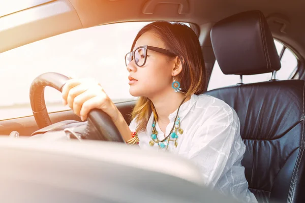 Asiatique femme conduite une voiture — Photo